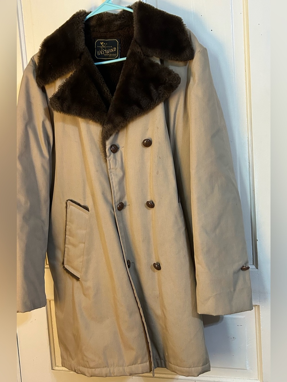 Vintage Men's Tan Coat with Dark Brown Faux Fur Collar